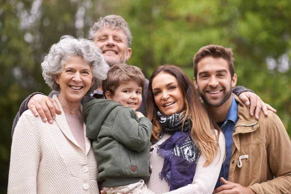 Familjen Livets Största Välsignelse Porträtt Lycklig Flergenerationsfamilj Som Står Utomhus — Stockfoto