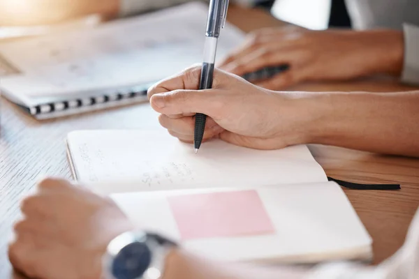 Mãos Negócios Escrevendo Notas Agendar Planejar Ideias Administração Reuniões Caderno — Fotografia de Stock