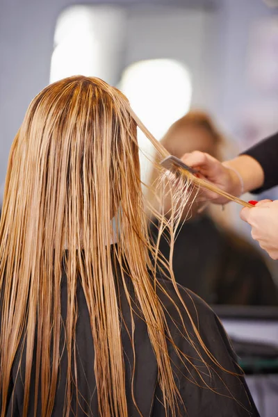 Laisser Pro Lui Couper Les Cheveux Une Jeune Femme Fait — Photo