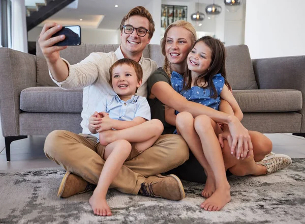一个男人和他的孩子和他们的母亲在自家客厅的地板上拍照 他的自拍 电话和家人 爱和孩子与兄妹假扮父母 — 图库照片