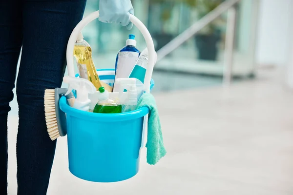 用清洁剂清洁容器产品 交上办公大楼或公司业务 服务人员在工作场所使用的消毒剂 消毒和卫生用的洗涤剂 手套和液体肥皂 — 图库照片