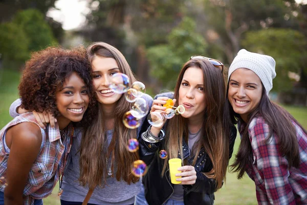 Passare Giorno Con Ragazze All Aperto Gruppo Amici Che Godono — Foto Stock