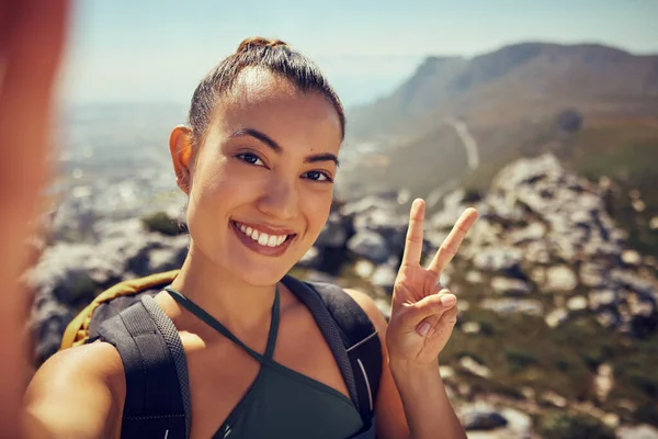 你可以在山上徒步旅行 旅行和徒步旅行 微笑与和平标志女游客背着背包到户外探险 — 图库照片