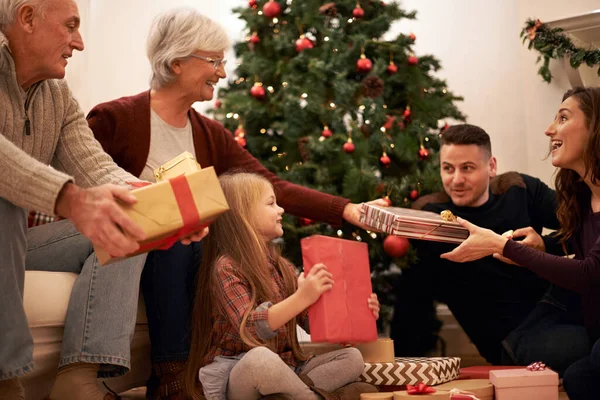 Family Moments Christmastime Multi Generational Family Exchanging Gifts Christmas — Stock Photo, Image