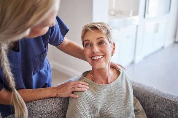 Oudere Vrouw Verpleeghuis Voor Gezondheidszorg Ondersteuning Therapie Bij Pensionering Ouderen — Stockfoto