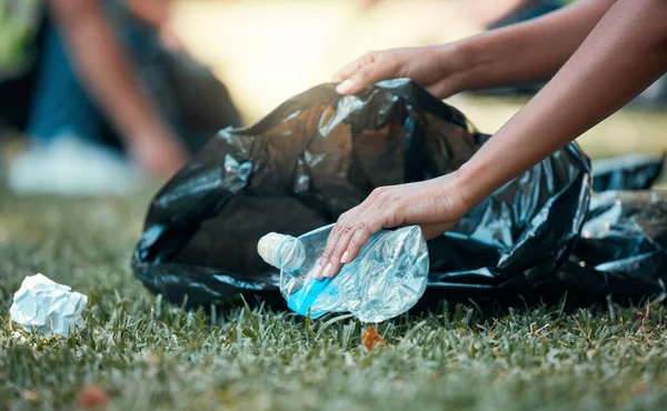 Hände Plastikflasche Und Recycling Ehrenamtliche Säubern Müll Und Umwelt Müllpark — Stockfoto