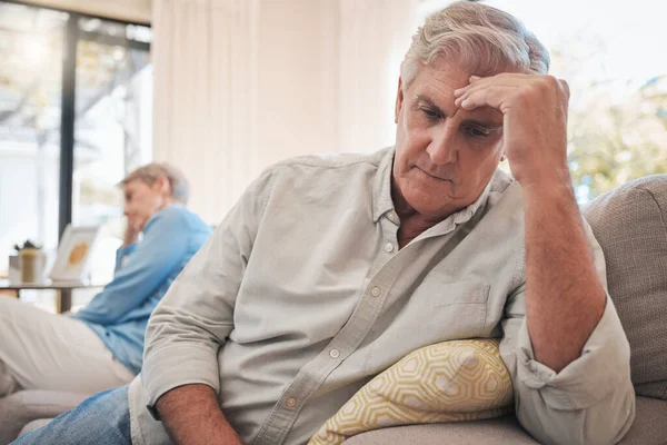 Scheidung Streit Und Probleme Mit Älteren Paaren Auf Dem Sofa — Stockfoto