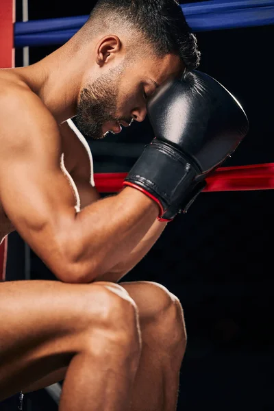 ボクシンググローブ 試合中のボクサースポーツマンやトーナメントの準備フィットネス トレーニング または強力な若い賞のための技術 モチベーションや挑戦のリングの思考に座って — ストック写真