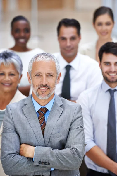 Transformamos Possibilidades Realidades Retrato Empresário Sorridente Cercado Por Grupo Seus — Fotografia de Stock