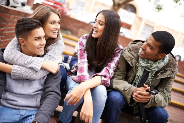 Älskar Livet Campus Grupp Universitetsstudenter Som Talar Campus — Stockfoto