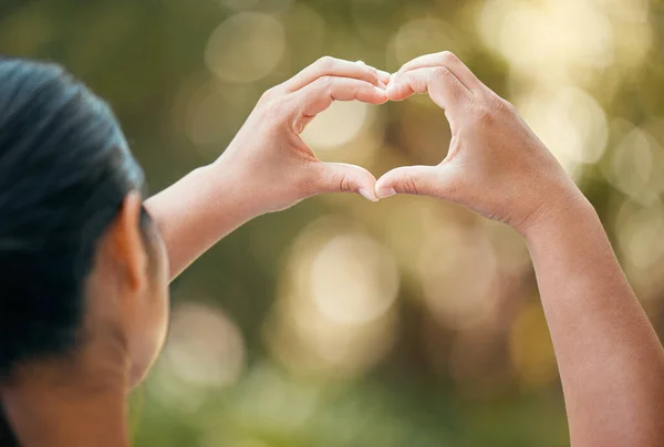 Žena Používat Ruce Aby Srdce Nebo Láska Znamení Venku Bokeh — Stock fotografie
