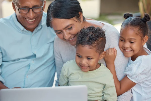 Videogesprek Laptop Kinderen Die Een Band Hebben Met Grootouders Gelukkig — Stockfoto