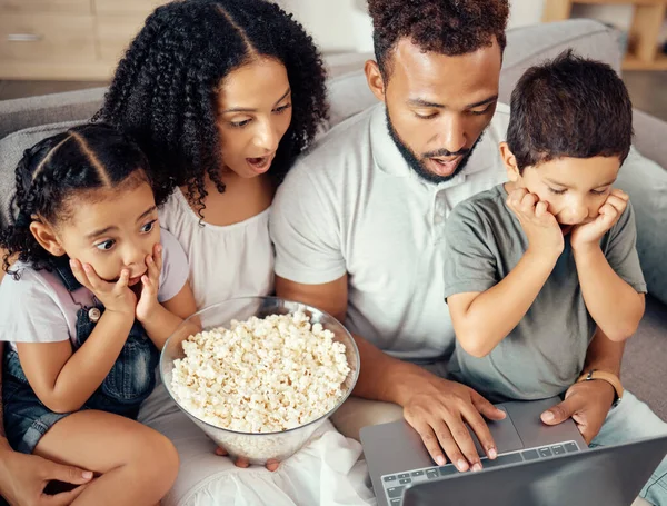 Tempo Famiglia Laptop Popcorn Mentre Guardi Film Trasmetti Cartoni Animati — Foto Stock