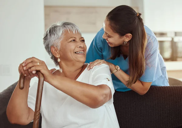 Gelukkig Ontspannen Senior Vrouw Met Verzorger Glimlach Terwijl Zitten Een — Stockfoto