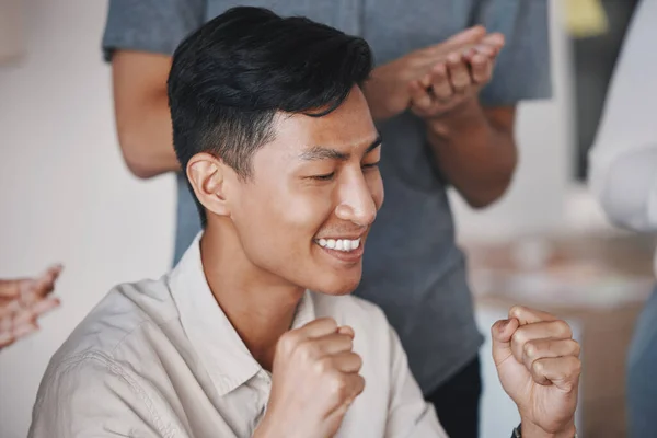 Başarı Motivasyon Adamlarıyla Işareti Kazanmak Bir Ofiste Zafer Kutlamaları Asyalı — Stok fotoğraf