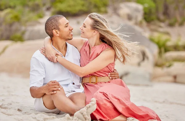 Amour Câlin Couple Sur Plage Regardent Dans Les Yeux Détendre — Photo