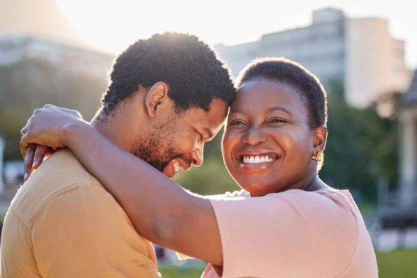 Szczęśliwa Afrykańska Para Przytulająca Się Ogrodzie Romantycznej Randce Podczas Wakacji — Zdjęcie stockowe