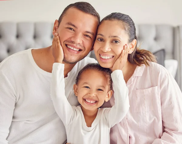 Lycklig Familj Morgonbindning Och Kärlek Från Barnet Med Mor Och — Stockfoto
