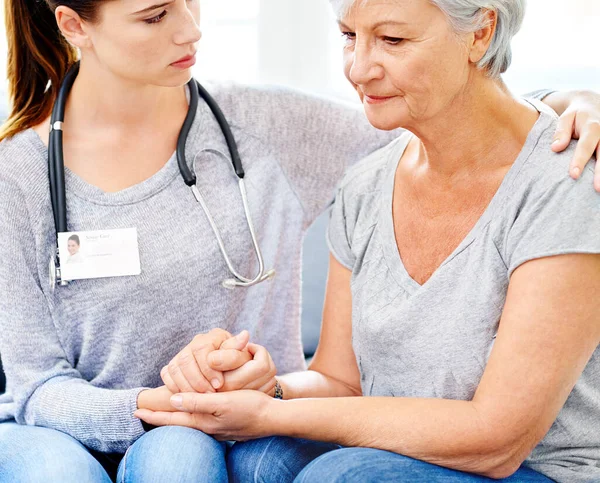 Geconfronteerd Met Het Ergste Een Dokter Die Een Oudere Patiënt — Stockfoto