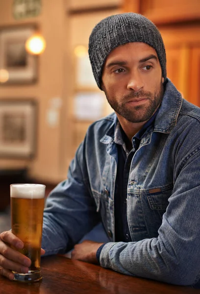 Ist Schon Bier Dreißig Ein Gutaussehender Junger Mann Trinkt Ein — Stockfoto