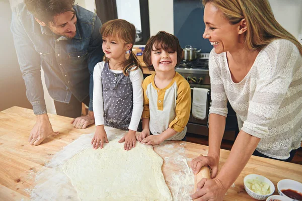 幸福は家族でいっぱいの台所です 家庭でピザを楽しむ家族が — ストック写真