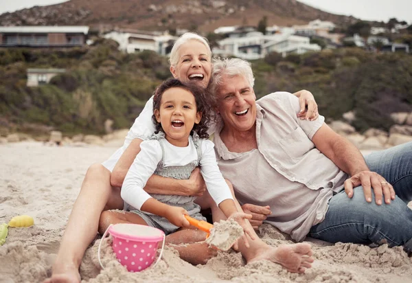 Család Idő Strand Nagyszülőkkel Unokákkal Nevetnek Játszanak Homokban Ülnek Kötődnek — Stock Fotó