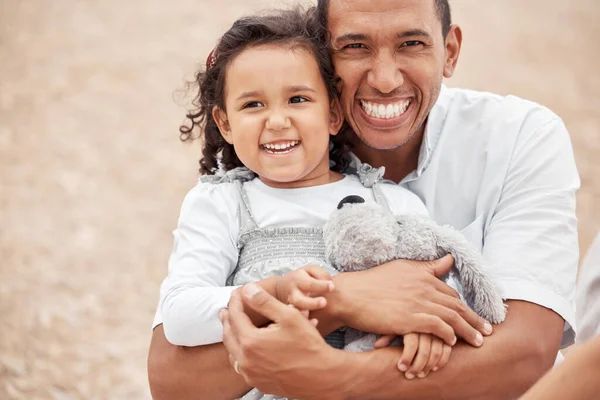 Família Feliz Praia Pai Criança Abraço Com Sorriso Rosto Rindo — Fotografia de Stock