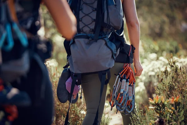 Escalada Rochosa Mulheres Fitness Arnês Segurança Equipamentos Enquanto Caminhadas Viagens — Fotografia de Stock