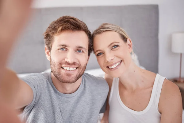 Selfie Dormitorio Hombres Mujeres Pareja Retrato Gente Joven Feliz Sonriente — Foto de Stock