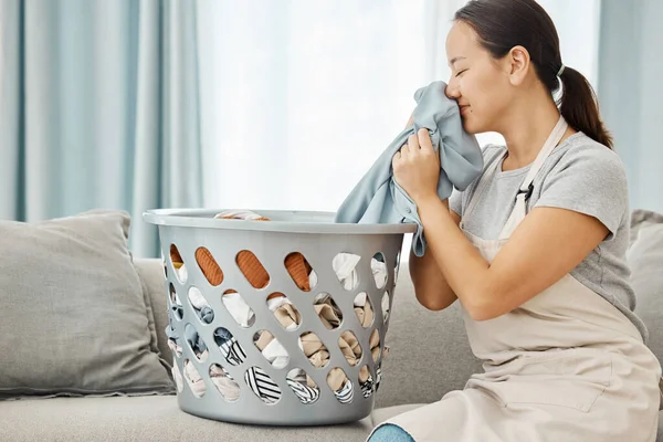 Žena Pohovce Cítit Čisté Prádlo Doma Obývacím Pokoji Při Úklidu — Stock fotografie