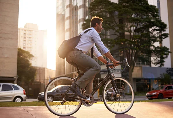 Den Bästa Stadstransporten Affärsman Pendlar Till Jobbet Med Sin Cykel — Stockfoto