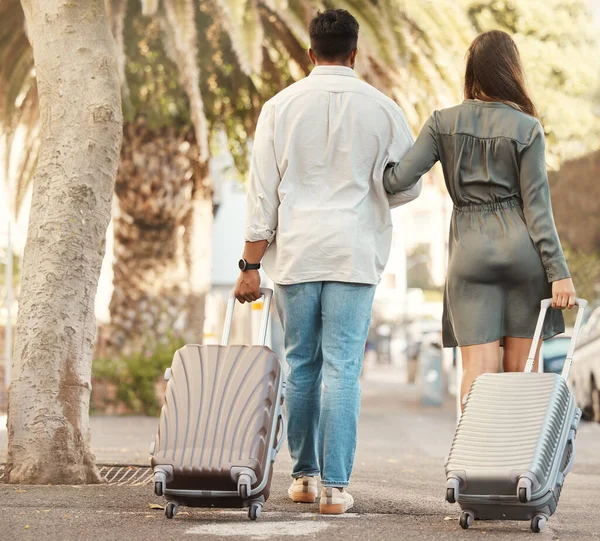 Casal Caminhando Viajando Com Bagagem Férias Para Lua Mel Rua — Fotografia de Stock