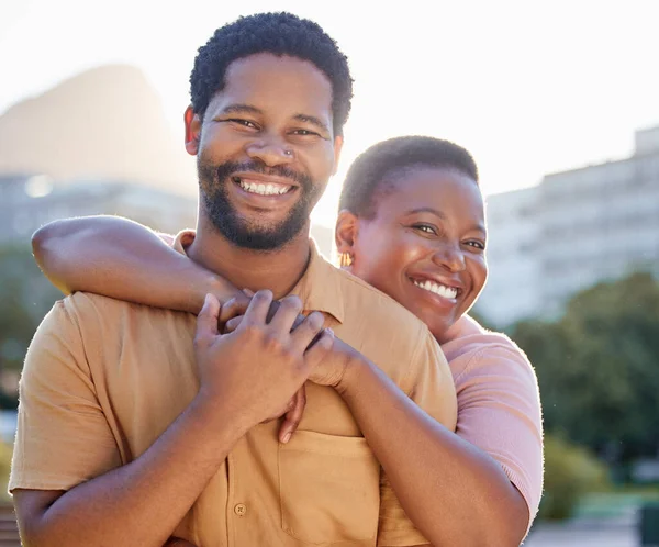 Retrato Feliz Casal Sorrir Com Abraço Enquanto Cidade Encontro Verão — Fotografia de Stock