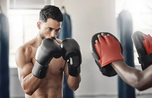 Ginásio Boxe Almofada Combate Treinamento Homem Com Treinador Atleta Para — Fotografia de Stock