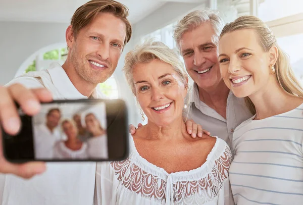 Selfie Famiglia Telefono Con Cellulare Mano Uomo Con Suoi Genitori — Foto Stock