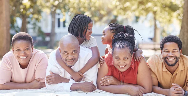Natureza Jardim Retrato Uma Família Negra Feliz Relaxando Juntos Durante — Fotografia de Stock
