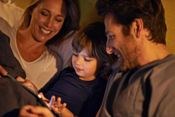 Animation Familiale Avant Coucher Une Jeune Famille Couchée Lit Regardant — Photo