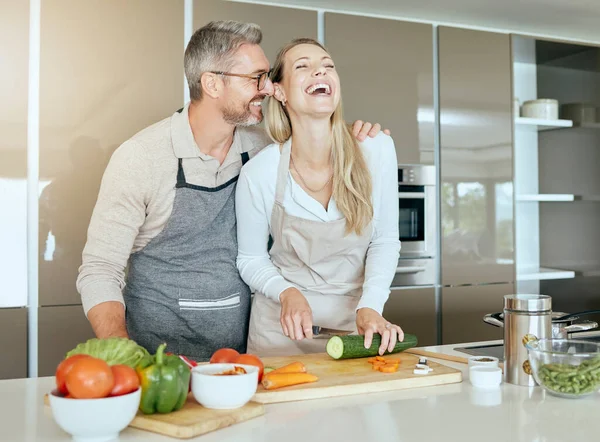 부엌에 부부는 집에서 요리를 하면서 재미있게 있습니다 채소를 자르고 집에서 — 스톡 사진