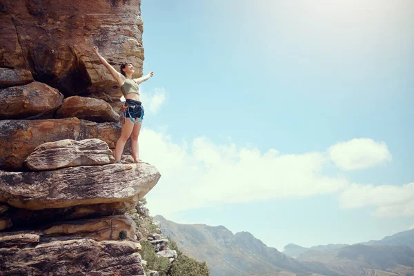 Montanhas Sucesso Mulher Caminhando Com Vista Para Ambiente Natureza Paisagem — Fotografia de Stock