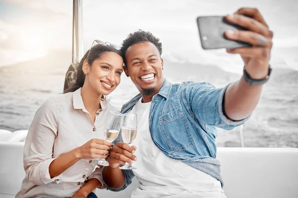 Couple Selfie Toast Sur Yacht Avec Téléphone Pour Célébration Anniversaire — Photo