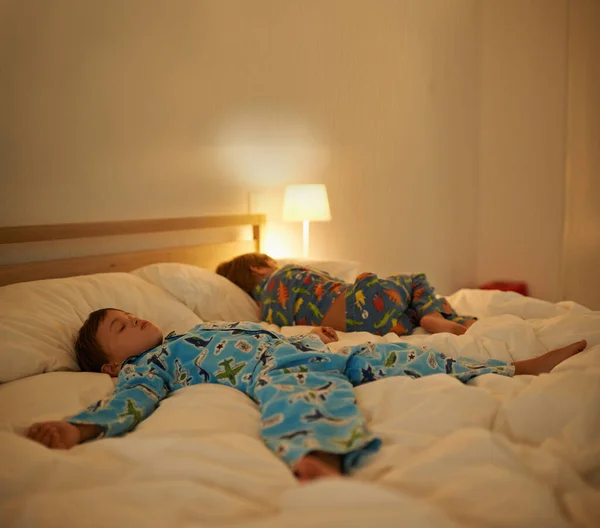 Festas Pijama São Melhores Dois Meninos Dormindo Uma Cama Com — Fotografia de Stock