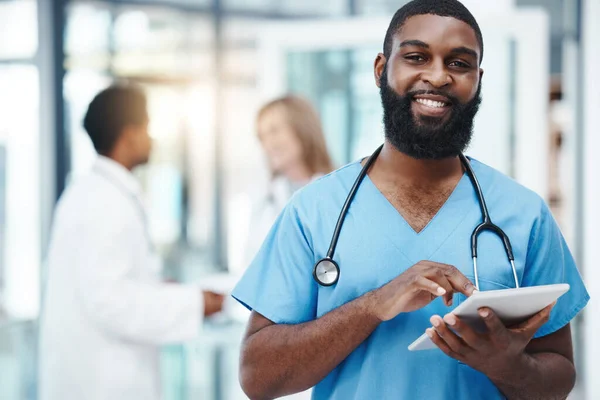 Tablet Enfermeira Retrato Homem Negro Com Aplicativo Software Hospitalar Para — Fotografia de Stock