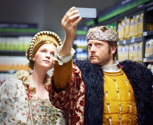Nicht Königlich Zum Einkaufen Ein Königspaar Macht Ein Selfie Seinem — Stockfoto