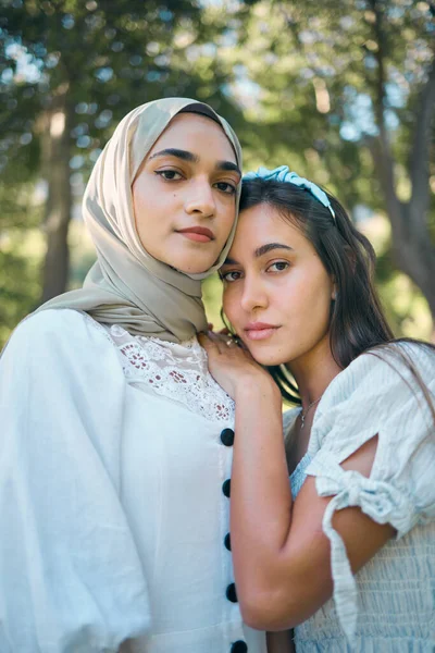 Retrato Amigos Muçulmano Mulher Parque Por Amor Cuidado Apoio Mulheres — Fotografia de Stock