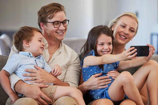 Selfie Familiar Teléfono Vivo Chica Internet Con Tecnología Sonrisa Para —  Fotos de Stock