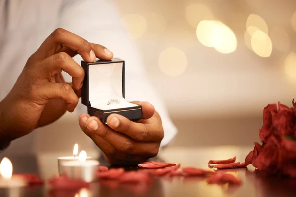 보석류 낭만적 데이트중에 발표를 결혼반지 다이아몬드 장신구를 선물로 바치거나 약속을 — 스톡 사진