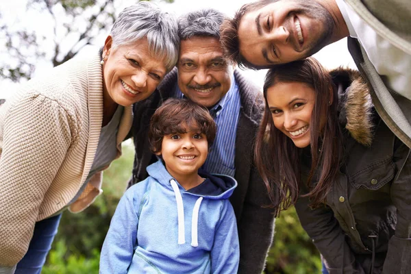 Son Una Familia Muy Unida Una Familia Multigeneracional Posando Para — Foto de Stock