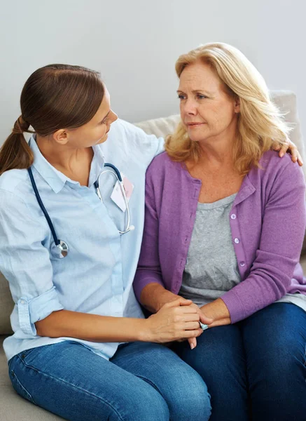 Ben Hier Helpen Een Jonge Verpleegster Praat Met Een Oudere — Stockfoto