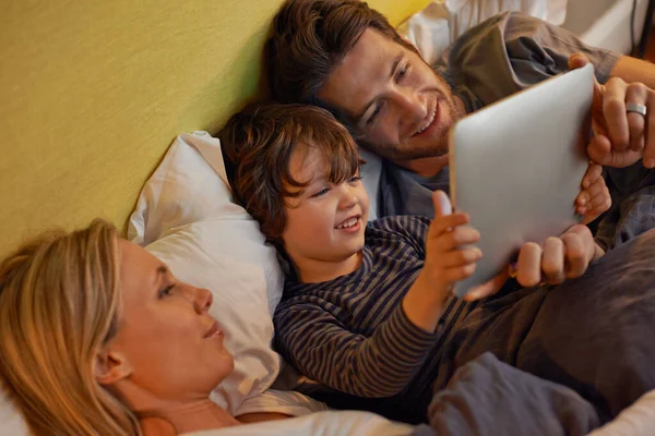 Oglądamy Razem Filmy Szczęśliwa Młoda Rodzina Leżąca Łóżku Patrząca Cyfrowy — Zdjęcie stockowe