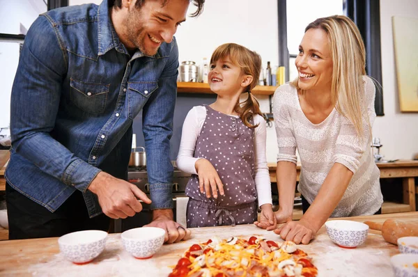 Näyttääkö Hyvältä Isä Perhe Tekee Pizzaa Yhdessä Kotona — kuvapankkivalokuva